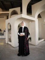 ⁦كاب كريب كوري بتطريز يدوي شك احمر⁩ - الصورة ⁦3⁩