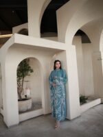 ⁦قفطان تركواز مطرز بتفاصيل فاخرة⁩ - الصورة ⁦4⁩